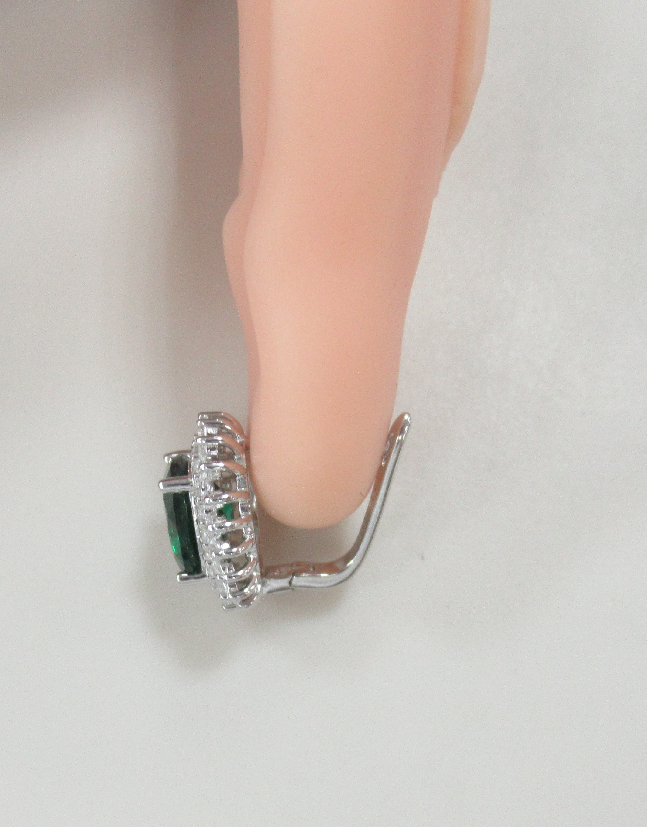 Серебряные серьги с выращенными изумрудами